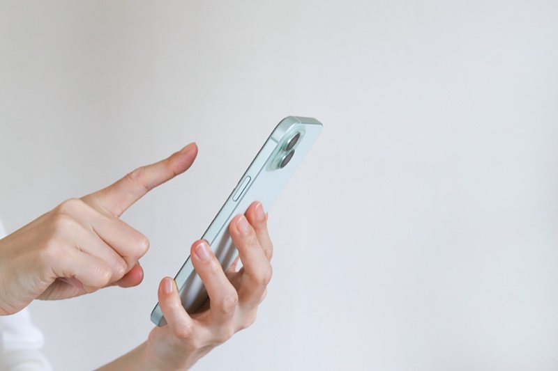 スマートフォンで予約する様子
